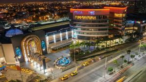 una vista aérea de una ciudad por la noche con un edificio en Mini suite en Garzota…., en Guayaquil