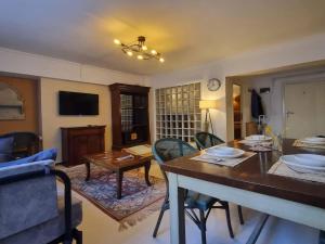 TV a/nebo společenská místnost v ubytování Comfortable apartment in Istiklal Street