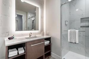 Koupelna v ubytování Cambria Hotel Austin Uptown near the Domain + 37 fotografií