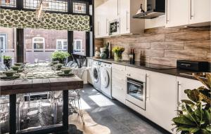 een keuken met een wasmachine en droger bij Amazing Home In Ijzendijke With 3 Bedrooms And Wifi in IJzendijke
