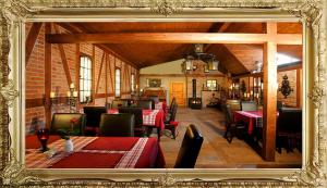 Ein Restaurant oder anderes Speiselokal in der Unterkunft Landhaus Hotel Romantik 