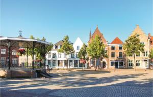 een stadsplein met een prieel en gebouwen bij Amazing Home In Ijzendijke With 3 Bedrooms And Wifi in IJzendijke