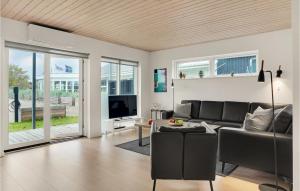 un soggiorno con divano e TV di Stunning Apartment In Slagelse With Wifi a Slagelse