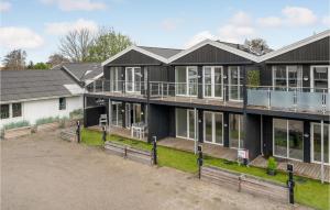 uma vista exterior de uma casa com uma casa preta em Stunning Apartment In Slagelse With Wifi em Slagelse