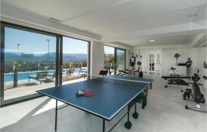 una mesa de ping pong en una habitación con piscina en Awesome Home In Imotski With Sauna, en Imotski