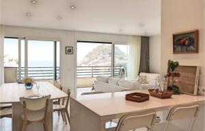 uma cozinha e sala de estar com mesa e cadeiras em Amazing Apartment In Tossa De Mar With Kitchen em Tossa de Mar