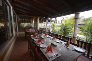 Un restaurante u otro lugar para comer en Green Park Chitwan