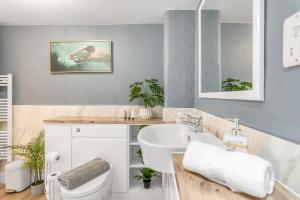 Vannituba majutusasutuses Stylish Apartment Near Norwich Cathedral & Castle +40 fotot