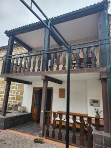 uma casa com uma varanda e uma escadaria em Vivienda de uso Turístico LARA 