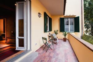 patio con sedie e tavolo sul lato di una casa di Borgo Signature Rooms a Firenze