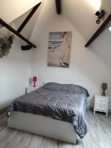 1 dormitorio con 1 cama y una foto en la pared en Entre MER et FORET en Le Tréport