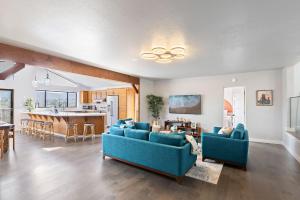 sala de estar con 2 sofás azules y cocina en 3849 La Vista Portola home en Del Rey Oaks