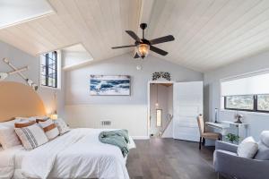 a bedroom with a bed and a ceiling fan at 3849 La Vista Portola home in Del Rey Oaks