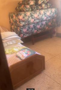 - une chambre avec un lit et un banc dans l'établissement Maison de plage familles, à Saïdia