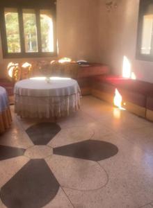 une chambre avec une table au milieu d'une pièce dans l'établissement Maison de plage familles, à Saïdia