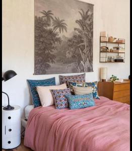 - une chambre avec un grand lit et des oreillers colorés dans l'établissement Maison de plage familles, à Saïdia
