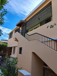 una casa con escaleras delante en D9 Casa de Huespedes, en Santo Domingo