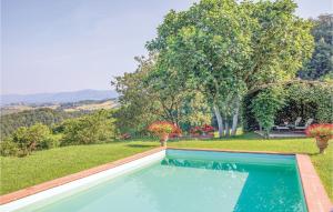 a swimming pool in the yard of a house at Vista San Lorenzo in Ampinana