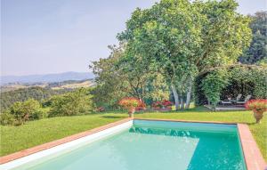 una piscina en el patio de una casa en Vista San Lorenzo en Ampinana