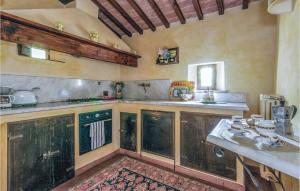 a large kitchen with a stove and a counter top at Vista San Lorenzo in Ampinana