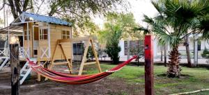 una hamaca frente a una casa pequeña en Finca y temporarios la BENDECIDA en Santiago del Estero