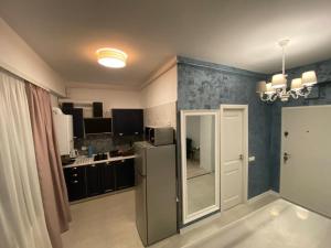 una pequeña cocina con nevera en una habitación en TEN APARTAMENT, en Eforie Nord