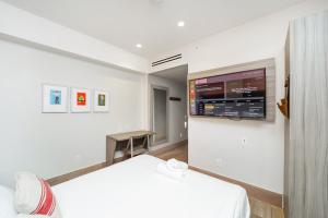 Ένα ή περισσότερα κρεβάτια σε δωμάτιο στο The Julia Hotel