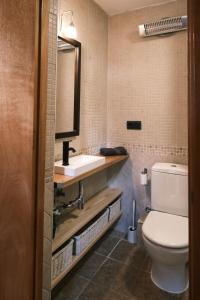 uma casa de banho com um lavatório e um WC em Can Mateu, bonito apartamento céntrico con parking em Camprodon