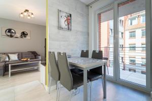 d'une salle à manger avec une table et des chaises dans le salon. dans l'établissement Apartament Old Town Tartaczna 43, à Gdańsk