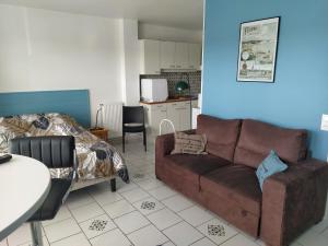 ein Wohnzimmer mit einem Sofa und einer Küche in der Unterkunft Abri Côtier-3 étoiles-vue imprenable sur port de plaisance in Fécamp