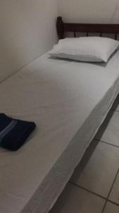 Hostel Gomes في ساو باولو: سرير ابيض كبير عليه مخده