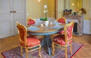 - une salle à manger avec une table et quatre chaises dans l'établissement 1 Bedroom Awesome Apartment In Ocquerre, à Ocquerre