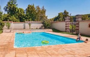 deux garçons jouant dans une piscine avec un ballon dans l'établissement 1 Bedroom Awesome Apartment In Ocquerre, à Ocquerre