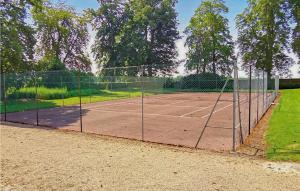 - un court de tennis avec un filet dans l'établissement 1 Bedroom Awesome Apartment In Ocquerre, à Ocquerre