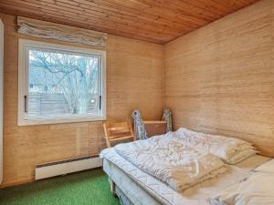 - une chambre avec un lit dans une pièce dotée d'une fenêtre dans l'établissement Four-Bedroom Holiday home in Rørvig 2, à Rørvig