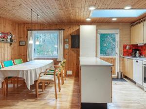 eine Küche und ein Esszimmer mit einem Tisch und Stühlen in der Unterkunft Four-Bedroom Holiday home in Rørvig 2 in Rørvig