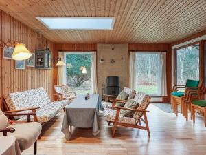 - un salon avec un canapé et une table dans l'établissement Four-Bedroom Holiday home in Rørvig 2, à Rørvig
