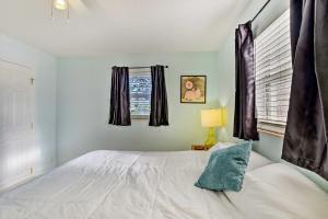 - une chambre avec un lit blanc et une fenêtre dans l'établissement Pet-Friendly Stuart Vacation Rental Home!, à Stuart