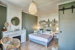 - une chambre avec un lit et une cheminée dans l'établissement Hôtel de Charme Bello Visto, à Gassin