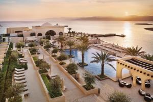 アカバにあるAl Manara, a Luxury Collection Hotel, Aqabaのプール付きのリゾートの空中ビュー