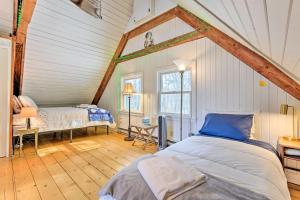 1 dormitorio en el ático con 1 cama y 1 mesa en West Cornwall Cabin about 4 Mi to Covered Bridge!, en West Cornwall