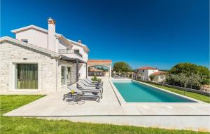 une villa avec une piscine et une maison dans l'établissement Nice Home In Sveti Lovrec With Kitchen, à Sveti Lovreč Pazenatički