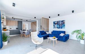 ein Wohnzimmer mit einem blauen Sofa und einem Tisch in der Unterkunft 3 Bedroom Amazing Home In Blato in Blato