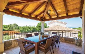 a patio with a table and chairs on a balcony at Stunning Home In Turcic With Kitchen in Vantačići