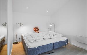 Säng eller sängar i ett rum på Amazing Home In Slagelse With House Sea View