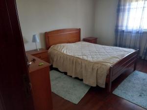 1 dormitorio con cama, tocador y mesa en Casa da Avó Judite, en Óbidos
