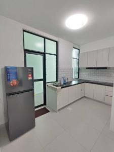 una grande cucina con frigorifero e lavandino di Kuching 3rd Mile Yarra Park Apartment a Kuching