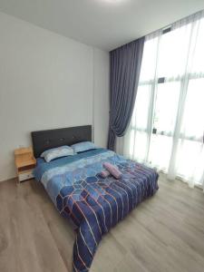 una camera con un letto in una stanza con finestre di Kuching 3rd Mile Yarra Park Apartment a Kuching