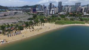 une vue aérienne sur une plage avec une ville en arrière-plan dans l'établissement Maravilhoso AP 3 Quartos Familiar - Wi fi- Praia do Canto, à Vitória