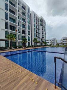 Бассейн в Kuching 3rd Mile Yarra Park Apartment или поблизости